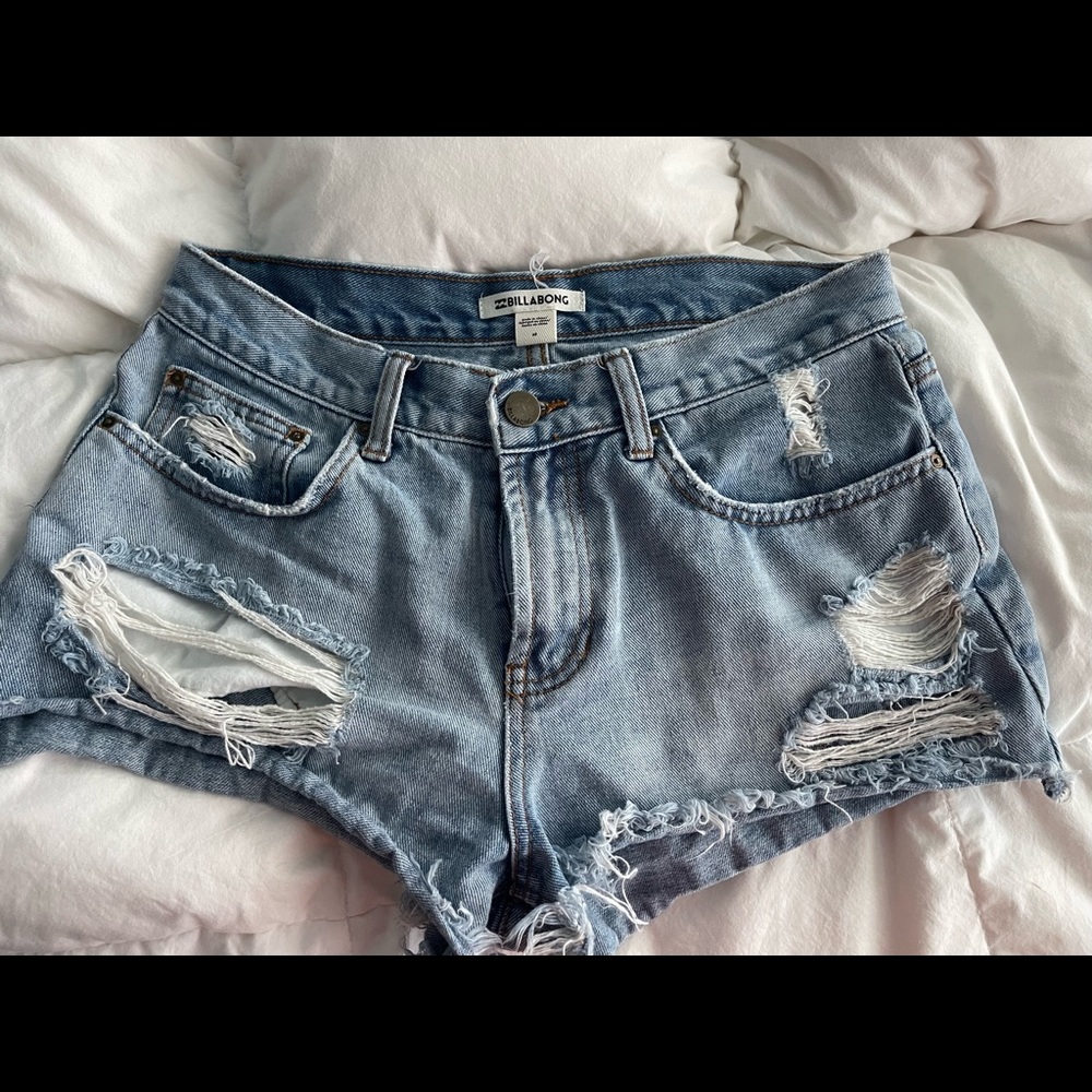 Billabong cut off Jean shorts size 28